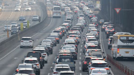 설 고향길 91% "자가용 이용"...고속도로 통행료 다 받는다 