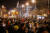 지난 19일 코로나 사망자를 기리는 촛불을 들고 오스트리아 빈에 모인 1만3000명의 군중들. 오스트리아는 정부의 '백신 의무화' 조치 이후 연일 거센 시위가 일어나고 있다. 로이터=연합뉴스