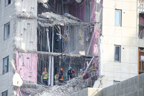 광주 붕괴 아파트 28층서 세번째 실종자 발견…“잔해물 때문에 구조 난항”