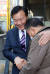 27일 대선 예비후보에서 사퇴한 손 전 대표가 기자회견을 한 뒤 지지자들과 인사를 나누고 있다. 김상선 기자