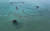 검은 기름띠가 떠다니는 페루 카야오 해변에서 방제선들이 원유 방제작업을 벌이고 있다. AFP=연합뉴스
