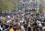 지난 5일 벨기에 브뤼셀에서 코로나 백신 강제 접종을 반대하기 위해 모인 시민들이 행진하고 있다. AP=연합뉴스