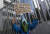 물고기 모양의 가면을 쓴 페루 시민이 수도 리마의 스페인계 정유회사 렙솔 사옥 앞에서 시위를 벌이고 있다. "정유회사가 책임지고, 정부는 공범이 되지 말라"는 피켓을 들고 있다. AP=연합뉴스
