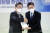 이재명 민주당 대선 후보(왼쪽)가 28일 서울 용산구 대한의사협회를 방문해 이필수 대한의사협회 회장에게 정책제안서를 전달받고 있다. 뉴시스