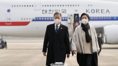 [단독] 순방 동행 靑직원 확진…文 이례적 칩거 이래서였나