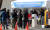 오미크론이 우세화된 지역에서 새 검사 체계가 도입된 26일 오전 전남 여수시 선별진료서를 찾은 시민들이 신속항원 검사를 받고 있다. 연합뉴스