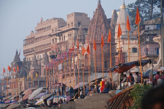 갠지스 강가에는 힌두교 행사를 위한 깃발이 늘어서 있었다. 이곳에서 그리 멀지 않은 곳에 화장터가 있었다. [중앙포토]