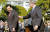2006년 4월 워싱턴 백악관에서 열린 후진타오 중국 주석 환영식에서 조지 W 부시 당시 대통령이 식이 끝났다고 착각해 단상을 떠나려는 후 주석의 소매를 잡아당기는 모습. AP=연합뉴스.