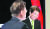 2017년 4월 28월 문재인 당시 더불어민주당 대선후보(왼쪽)와 안철수 국민의당 후보가 서울 상암동 MBC에서 열린 다섯 번째 대선 TV토론에 앞서 준비를 하고 있다. [국회사진기자단]