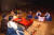 1995년 연세대 백주년기념관에서 `제2회 생활예절 발표회`를 열어 혼례의 현대적 모형을 제시하며 폐백을 보여주고 있다 [중앙포토]