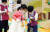 지난해 1월 26일 광주 북구청직장어린이집에서 열린 설맞이 전통예절교실에서 한복을 입은 아이들이 복주머니를 열어보고 있다.(광주북구 제공 [뉴스1]