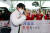 스켈레톤 국가대표 윤성빈이 팬들의 응원 속에 인천국제공항 출국장으로 향하고 있다. [뉴스1]