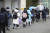지난달 25일 오전 개학을 맞은 서울의 한 초등학교에서 학생들이 거리두기를 하며 등교하고 있다. [연합뉴스]