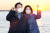  이재명 더불어민주당 대선후보와 배우자 김혜경씨가 2일 오전 부산 다대포해수욕장에서 열린 ‘2022 글로벌 해돋이:지구 한 바퀴’ 행사에 참석해 신년 인사를 하고 있다. 뉴스1