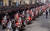 뉴욕 경찰 오토바이 순찰대가 2일 윌버트 모라의 운구행렬을 이끌고 있다. AFP=연합뉴스