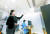 같은 날 서울의 한 호흡기전담클리닉에서 관계자가 진료실에 설치된 음압시설을 설명하고 있다. [연합뉴스]