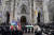 뉴욕 경찰이 2일 성 패트릭 대성당에서 열린 모라의 장례식 후 운구하고 있다. AP=연합뉴스