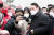 윤석열 국민의힘 대선 후보가 1일 인천 강화평화전망대를 방문해 시민들과 기념촬영을 하고 있다. 국민의힘 선대본부 제공
