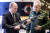  총 잡은 푸틴 블라디미르 푸틴 러시아 대통령(왼쪽)이 세르게이 쇼이구 국방장관과 함께 군수 전시회에 방문해 무기를 살펴보고 있다. [AP=뉴시스]