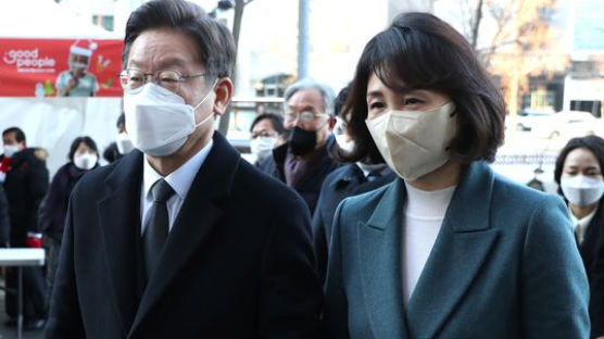 이재명, ‘김혜경 논란’에 사과…법인 카드 의혹엔 감사 의뢰