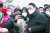 윤석열 후보(오른쪽)가 지난 1일 인천시 강화군 최북단 평화전망대를 방문해 시민들과 사진을 찍고 있다. [사진 국민의힘]