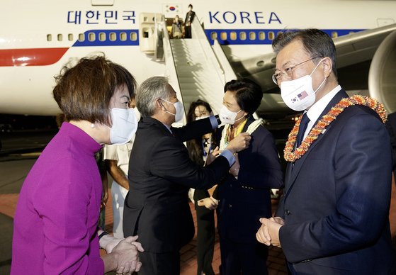 지난해 9월 한미 유해 상호 인수를 위해 미국 하와이를 방문한 문재인 대통령과 김정숙 여사가 히캄 공군기지에서 데이비드 이게 하와이 주지사 내외로부터 전통 화환을 받고 있다. 청와대 제공