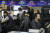 코스피가 오름세로 출발한 3일 오전 서울 중구 을지로 하나은행 본점 딜링룸에서 관계자들이 근무를 하고 있다. 연합뉴스