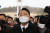 국민의힘 윤석열 대선 후보가 6일 오후 광주 북구 국립 5·18 민주묘지를 찾아 참배한 뒤 나서고 있다. 연합뉴스