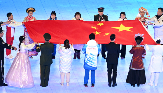 4일 오후 열린 2022 베이징 겨울올림픽 개막식의 중국 국기 입장 장면. 앞줄 왼쪽에서 두번째 여성이 한복을 입고 있다. 한복이 중국 내 소수민족 복장으로 받아들여질 수 있는 대목이다. 김경록 기자