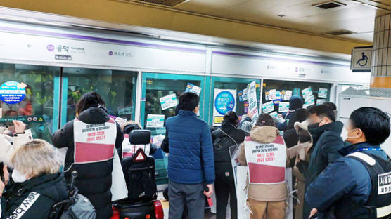 지하철 3호선 출근길 운행 지연…장애인단체, 경복궁역 시위