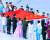 지난 4일 중국 베이징 국립경기장에서 열린 올림픽 개회식에서 치마저고리와 댕기머리를 한 조선족 여성 등이 중국의 오성홍기를 옮기고 있다. [연합뉴스]