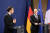 에마뉘엘 마크롱 프랑스 대통령(왼쪽)과 올라프 숄츠 독일 총리(오른쪽)가 지난달 25일(현지시간) 독일 베를린에서 회담 전 기자회견 하고 있다.