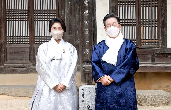 이재명 민주당 대선후보(왼쪽)과 부인 김혜경씨. [사진 민주당 선대위]