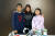 한국리본아트협회 리본 아트 1급 사범 자격증을 획득한 김유미(가운데) 리본 아트 디자이너와 포즈를 취한 학생기자단.