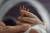 한 의료진이 장쑤(江蘇)성 난징(南京)시 장닝(江寧)의원에서 신생아의 손을 맞잡고 있다. ⓒ신화통신