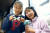 원예진(왼쪽)·조하나 학생모델이 리본 아트를 응용해 만든 리본 헤어핀과 플라워 볼펜을 들고 활짝 웃고 있다.