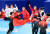 7일 오후 중국 베이징 수도체육관에서 열린 쇼트트랙 남자 1000m 결승에서 김선태 감독 등 코치진이 중국 선수들과 기뻐하고 있다. 김경록 기자