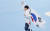 김민석이 8일 오후 중국 베이징 국립 스피드스케이팅 경기장(오벌)에서 열린 2022 베이징 동계올림픽 스피드스케이팅 남자 1500m 경기에서 동메달을 획득한 후 태극기를 들고 환호하고 있다. 연합뉴스