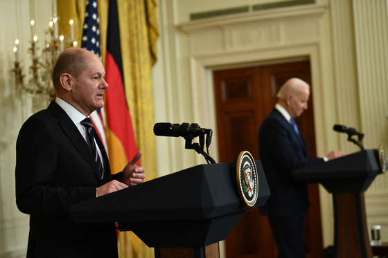 올라프 숄츠 독일 총리와 조 바이든 미국 대통령이 7일 백악관에서 정상회담 후 공동 기자회견을 하고 있다. [AFP=연합뉴스]