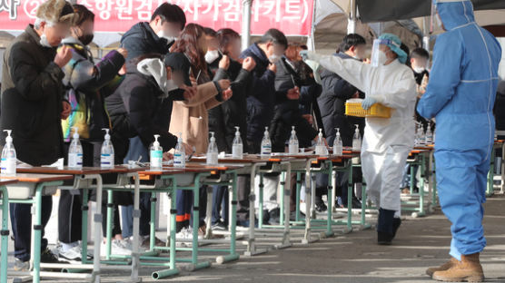 안내도 없이 셀프진단하는 재택방치…"정부, K방역 버렸다"