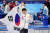 8일 오후 중국 베이징 국립 스피드스케이팅 경기장에서 열린 2022 베이징 겨울올림픽 스피드스케이팅 남자 1500m 경기에서 동메달을 획득한 김민석이 태극기를 흔들며 기뻐하고 있다. [중앙포토]