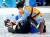 한국 쇼트트랙 대표팀 박장혁이 2022 베이징 동계올림픽 쇼트트랙 남자 1000m 준준결승 1조 경기에서 넘어진 뒤 왼손에 부상을 입어 고통스러워하고 있다. 연합뉴스