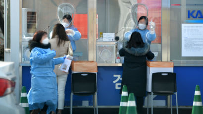 [속보] 신규확진 4만9567명, 5만 육박…하루새 1만3000명 폭증