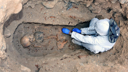 유적 발굴 중 발견된 뼈, 종이 싸면 '쥐약'…방진복 무장하는 이유 