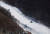 지난달 29일 중국 베이징 2022 동계올림픽을 앞두고 옌칭 국립 알파인 스키 센터 스키장에서 스노우캣 차량(설상차)이 눈을 고르는 작업을 하고 있다. 로이터=연합뉴스