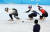 9일 오후 베이징 수도체육관에서 열린 2022 베이징 겨울올림픽 쇼트트랙 남자 1500m 준결승에서 런쯔웨이가 과장된 액션을 취하고 있다. 베이징=김경록 기자