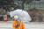 서울에 눈이 내린 17일 우산을 쓴 어린이가 눈을 맞으며 발걸음을 옮기고 있다. 뉴스1