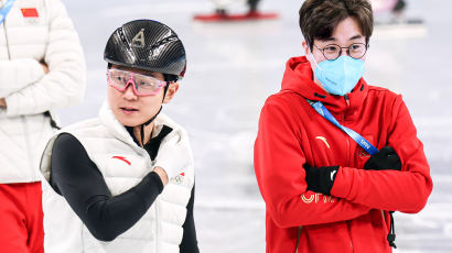 中 빅토르 안, 韓선수 후배 쓰담쓰담 "순수한 격려" VS "왜 목 흔드나"