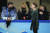 도핑 의혹 속에도 10일 보조 링크 공식 훈련에 참가해 여자 싱글 경기를 준비한 발리예바(오른쪽에서 두 번째)가 코칭스태프와 대화하며 미소 짓고 있다. [AP=연합뉴스] 
