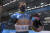 블라디슬라프 헤라스케비치 우크라이나 스켈레톤 선수가 지난 11일 중국 베이징 옌칭 국립 슬라이딩 센터에서 열린 경기를 마친 후 '우크라이나에서 전쟁 금지'라 쓴 종이를 중계 카메라에 들어 보이고 있다. AP=연합뉴스 